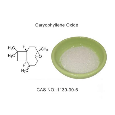 Poudre d'oxyde de caryophyllène avec un point de fusion de 55 à 62 °C, un point d'ébullition de 301,3 °C et une densité de 0,96 pour les applications pharmaceutiques