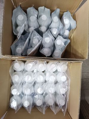 Poudre d'oxyde de caryophyllène avec un point de fusion de 55 à 62 °C, un point d'ébullition de 301,3 °C et une densité de 0,96 pour les applications pharmaceutiques